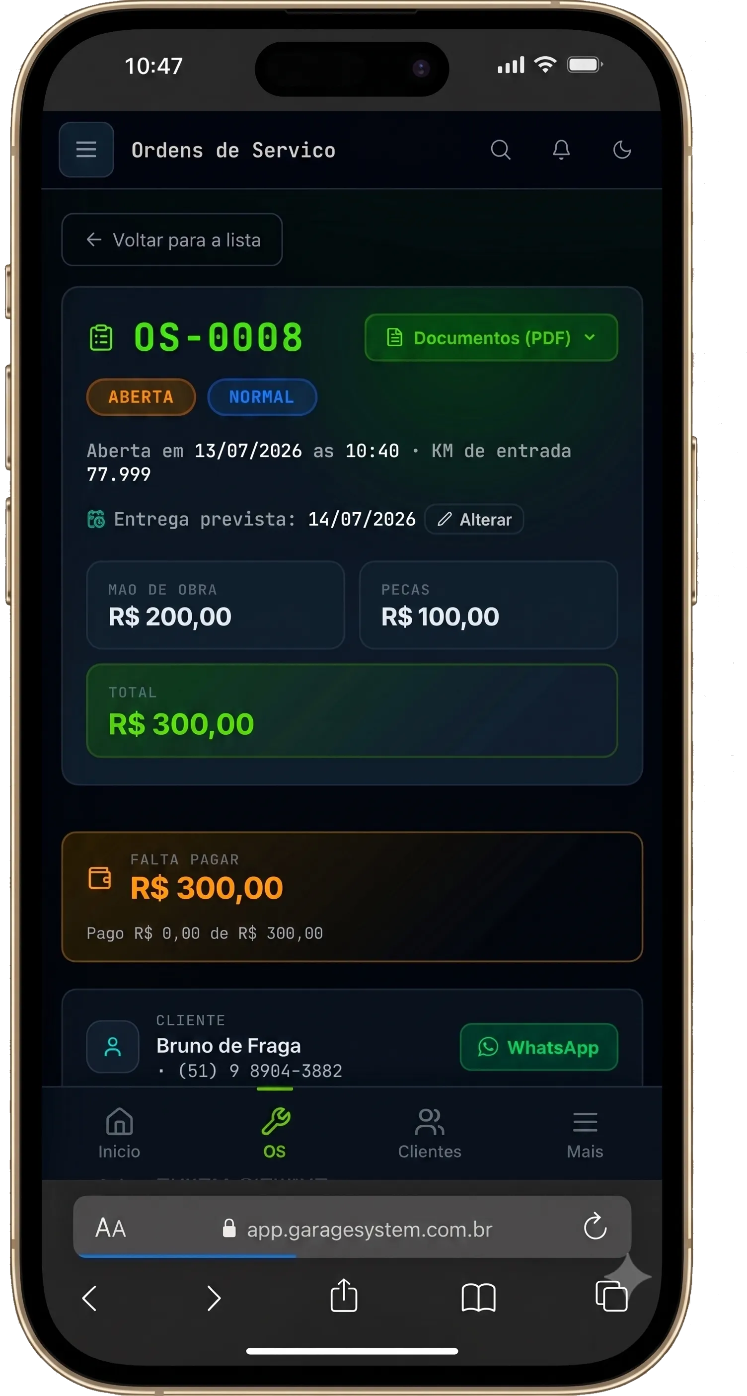 Tela real de uma ordem de serviço no celular com status, valores de mão de obra e peças, total e botão de WhatsApp do cliente